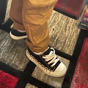 Burberry kid shoe size 28